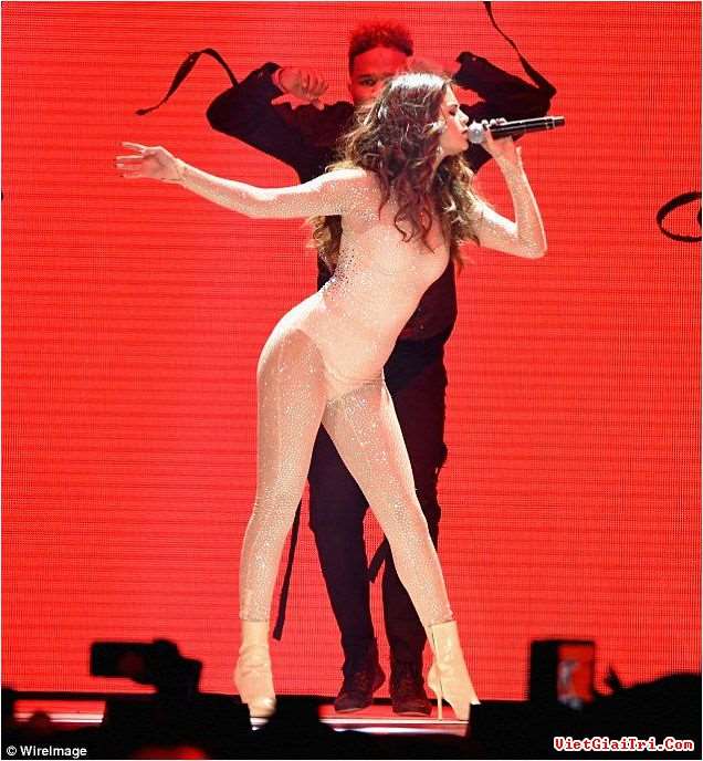 Selena Gomez gây xôn xao với mốt không nội y