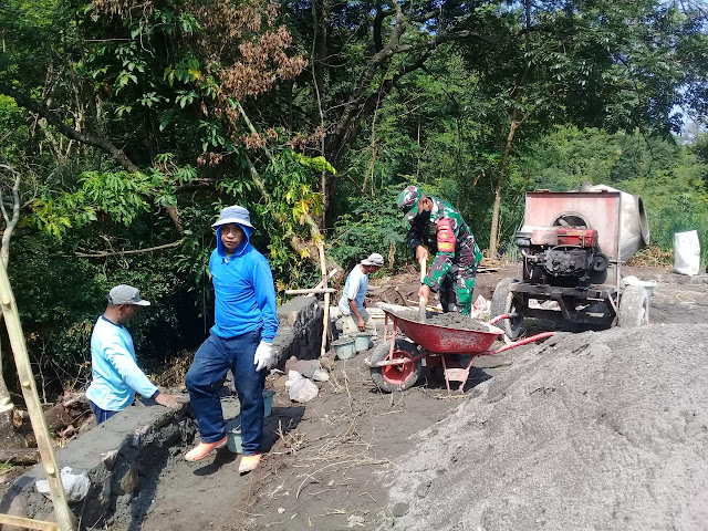 Babinsa Koramil Jatinom Karya Bakti Bangun Talud Jalan Desa