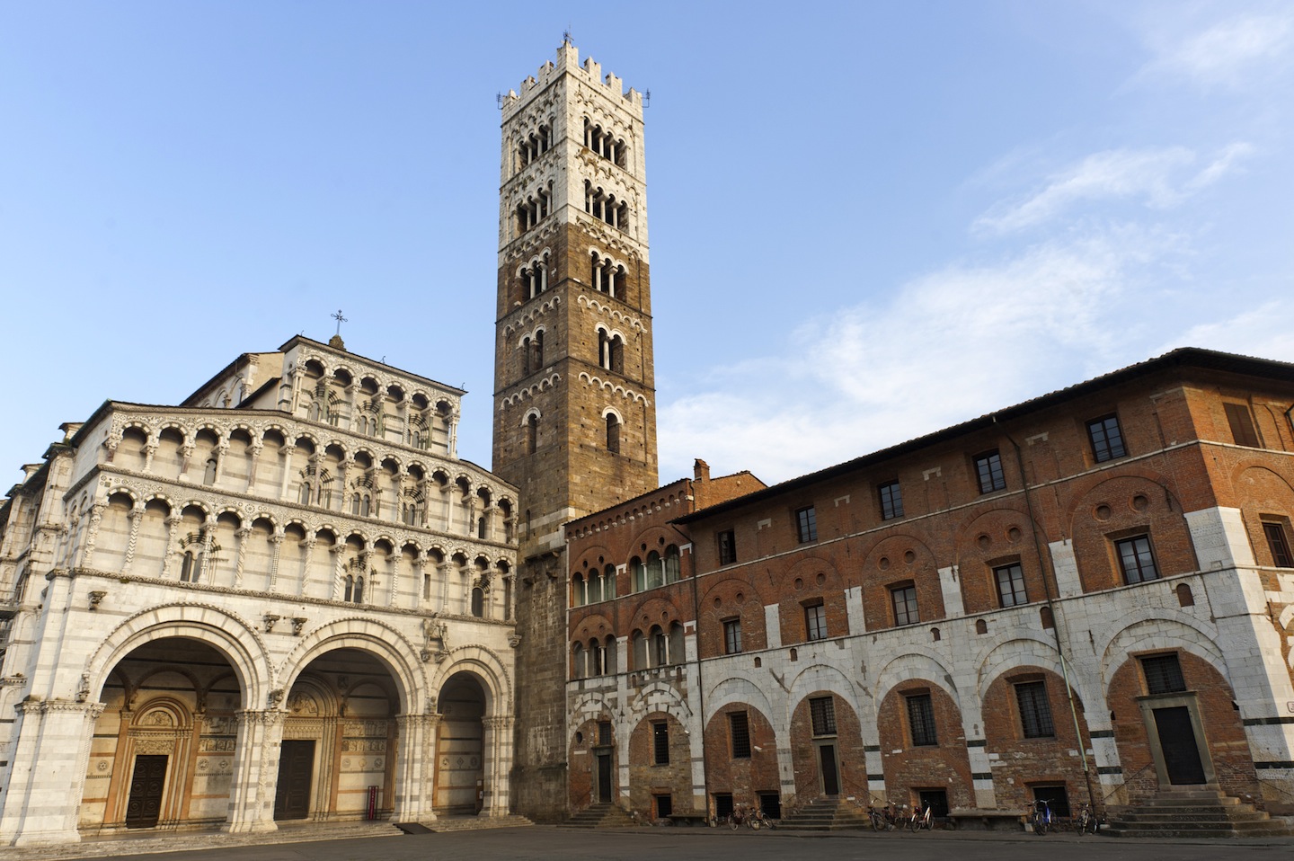 IL DUOMO DI LUCCA E I SUOI SIMBOLI IL CANE, IL VOLTO SANTO E IL LABIRINTO. Polisemantica IL DUOMO DI LUCCA E I SUOI SIMBOLI IL CANE, IL VOLTO SANTO E IL LABIRINTO. Polisemantica