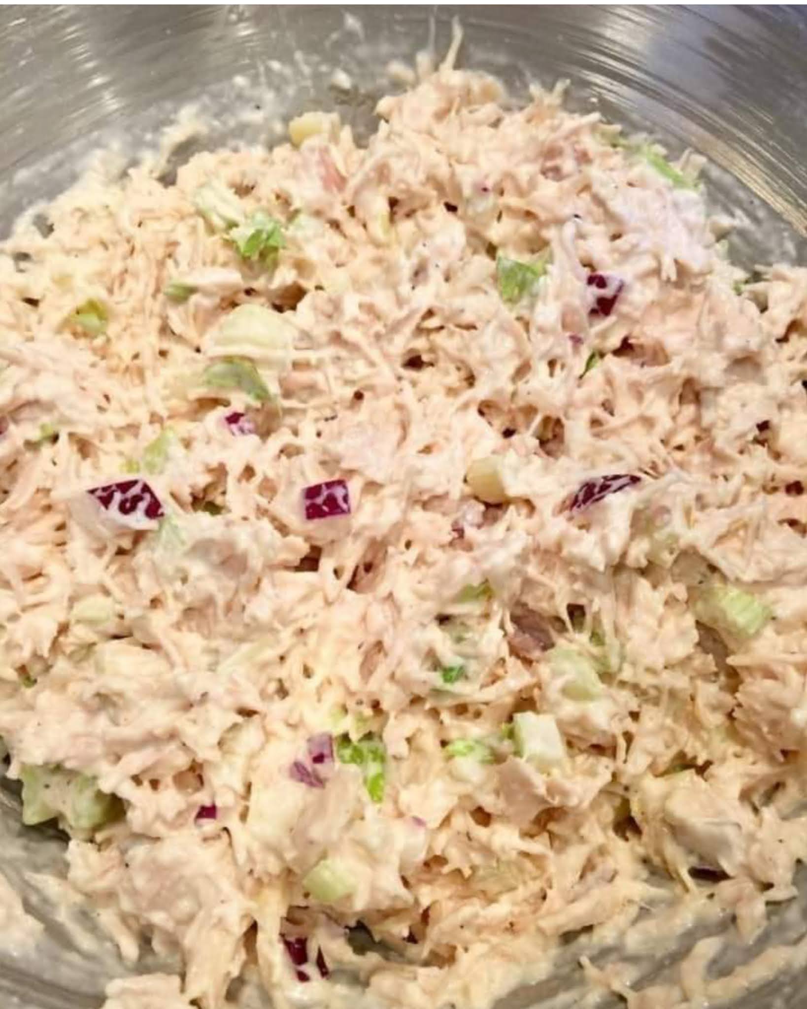 Салат из курицы. Вкусный салат с курицей. Салаты с курицей простые. Салаты с отварной курицей простые и вкусные