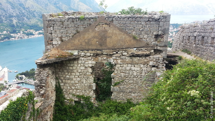 Древняя постройка на крепостной стене, Черногория