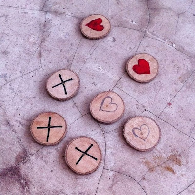Pintura acrilica pedazo de tronco y piedras Juego del Gato, en Colombia "Triqui" y en Estados Unidos Tic Tac Toe con troncos reciclados
