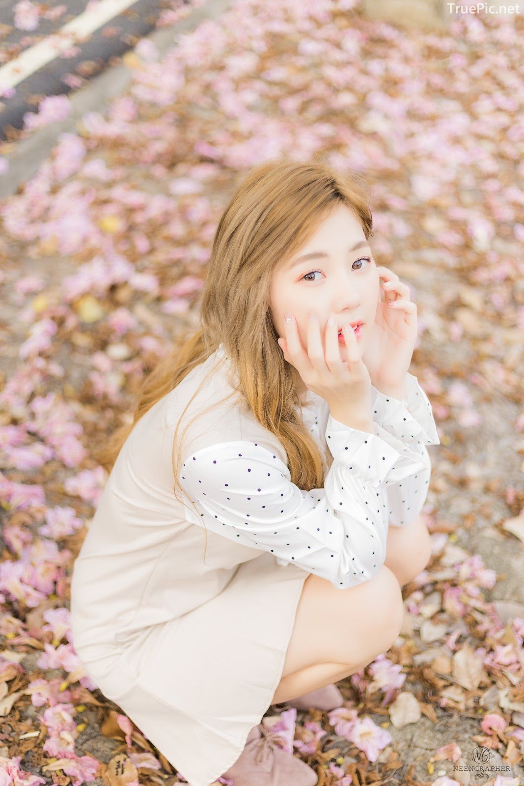 Thailand cute model Nilawan Iamchuasawad - Beautiful girl in the flower field - Photo by จิตรทิวัส จั่นระยับ - Picture 45