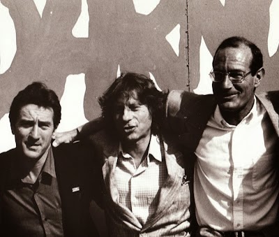 Arnon Milchan, Roman Polanski and Robert De Niro behind a 'Solidarity' sign in Poland