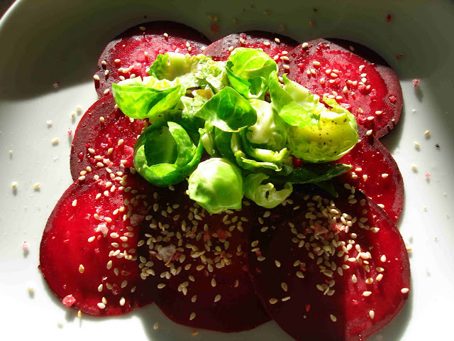 bushcooks kitchen: Gebackene Rote Bete mit Rosenkohlblättern