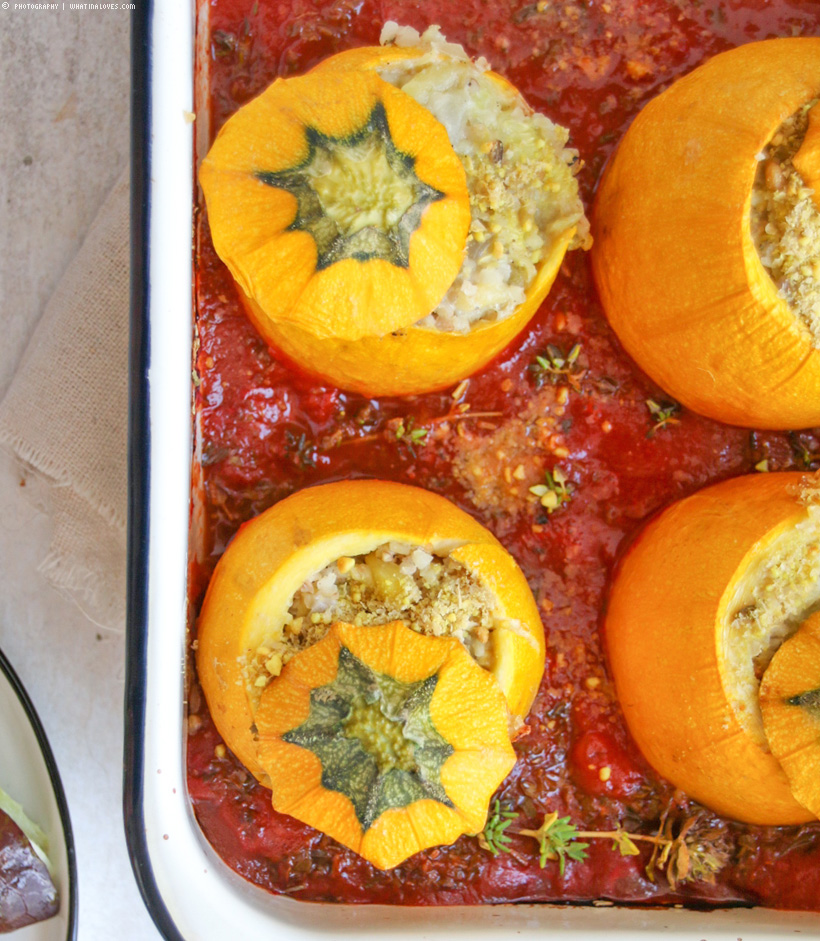 gefüllte Bulgur-Zucchini in Tomate