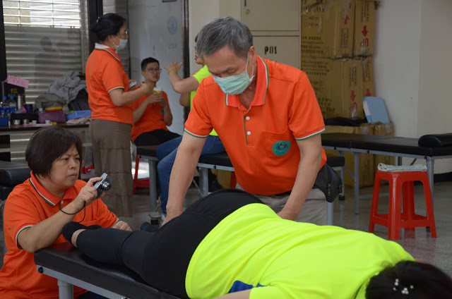 推拿師在為民眾按摩。 攝影／林襄琦