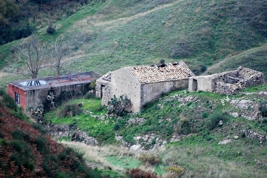 Ruderi in fondo alla valle