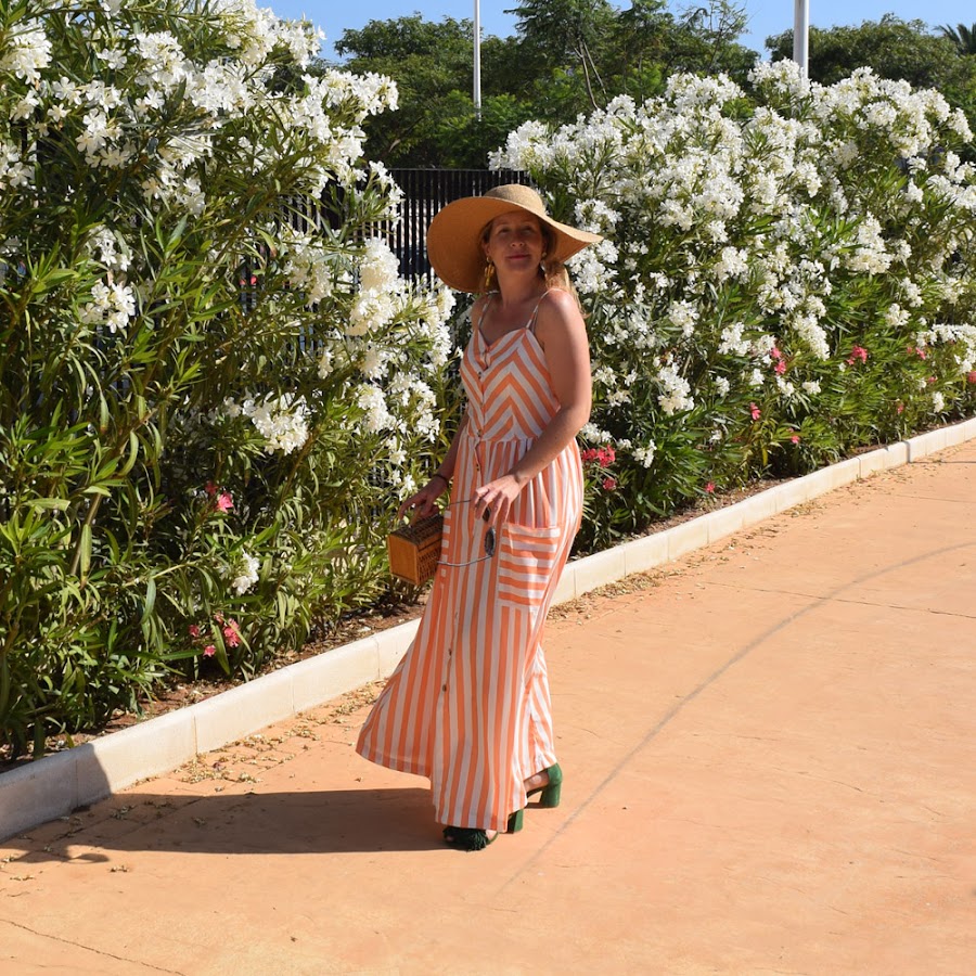 Tres tendencias en una: rayas, botones y amarillo