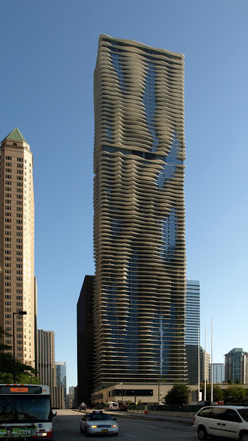 Planta de distribución y sección de la Aqua Tower de Chicago con los diferentes programas y usos destinados a cada planta. Rascacielos de uso mixto, residencial, hotel y oficinas