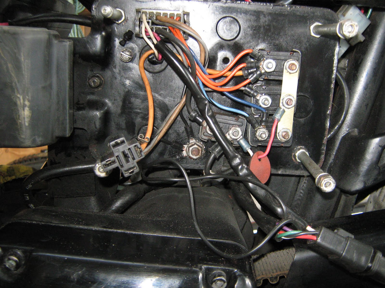 Harley Sturgis FXDB-S: Wiring to Circuit Breakers, Gear lever shaft