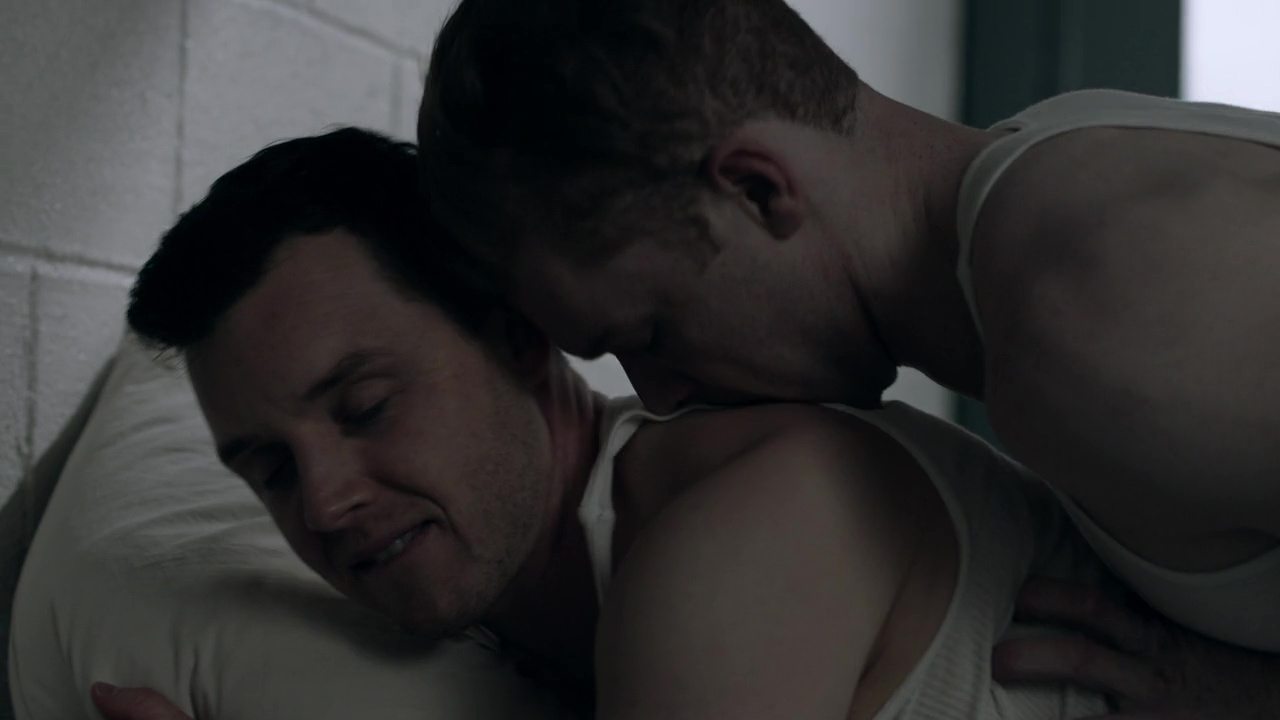 Cameron Monaghan and Noel Fisher nude in Shameless 10-02 "Sleep Well M...