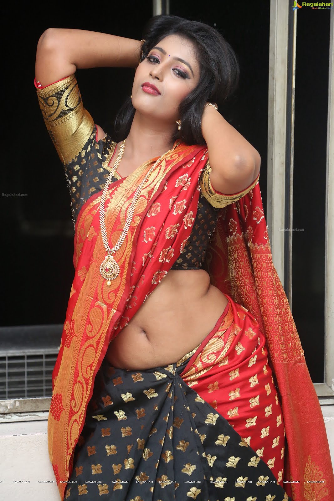 Hot Saree: Actress Anicka Vikhraman Hot Photos in Latest Fashion Fancy  Sarees