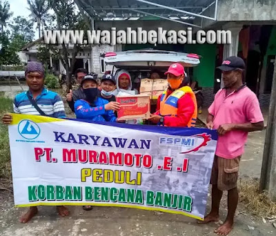 Karyawan PT. MEI Bantu Warga Begedor Muaragembong Yang Terdampak Banjir Karyawan PT. MEI Bantu Warga Begedor Muaragembong Yang Terdampak Banjir