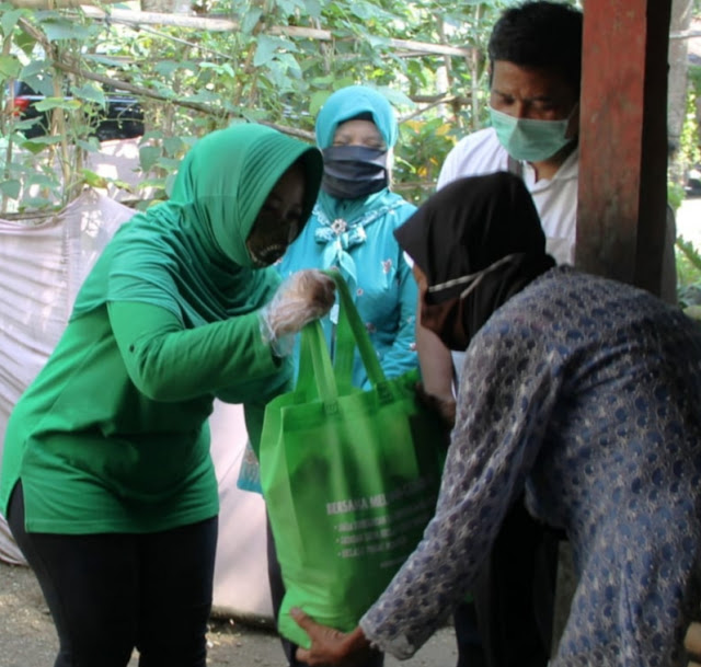 Gerakan  Serentak Jumat Berkah Ibu Hetty Andika Perkasa Di Kodim Sragen