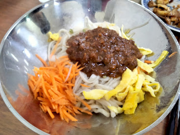 內壢美食[一畝田]榨菜肉絲麵、手抓餅、牛肉麵，想念的好滋味