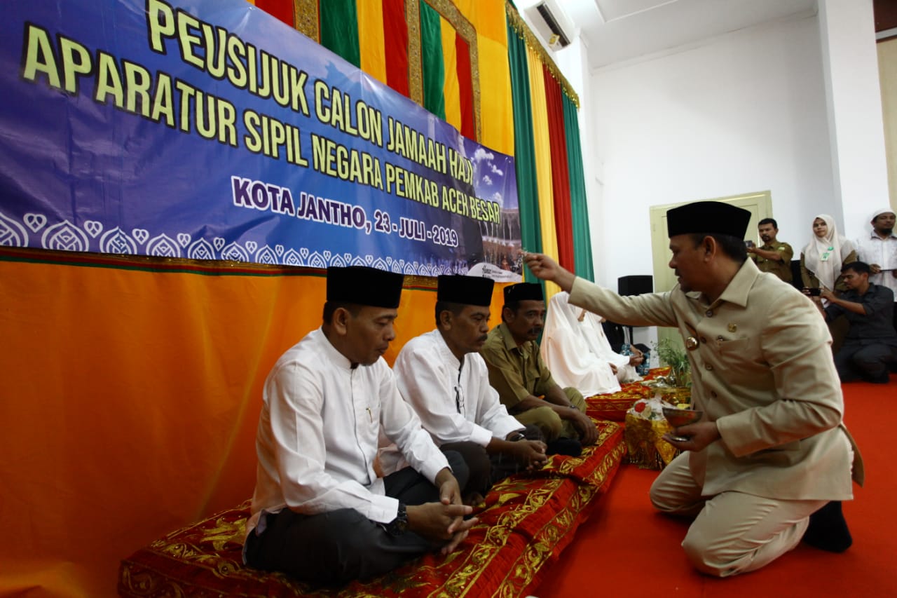 Bupati Peusijuek JCH ASN Pemkab Aceh Besar - Lamuri Online