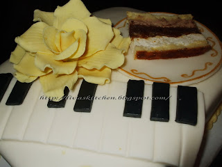 Tort cu trandafir galben si pian