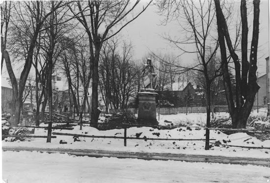 heutiger Beauner-Platz, Die "Germania" - Kriegerdenkmal von 1870/71, Aufnahme entstand aus Anlass der Rodungsarbeiten 1934, Quelle Stadtarchiv Bensheim / Bereich-Beauner-Platz / lfd.No. 0003.jpg