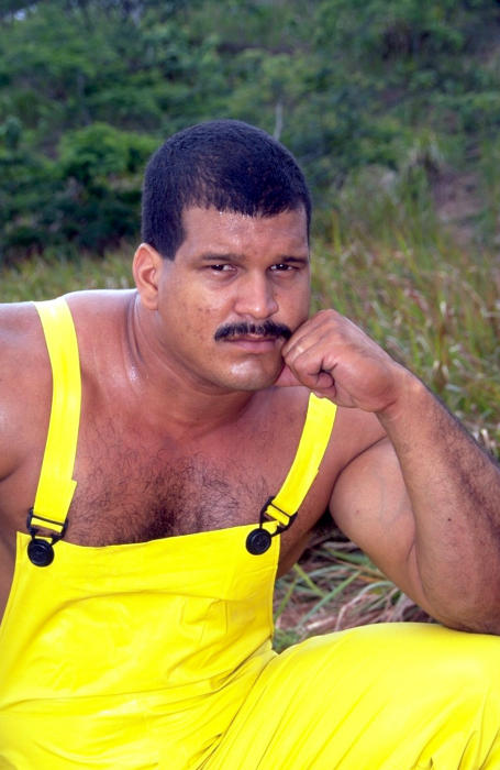 Machos Pelados Gostosos, Tesudos: De macacão: bigode ralo, no mato, peladão