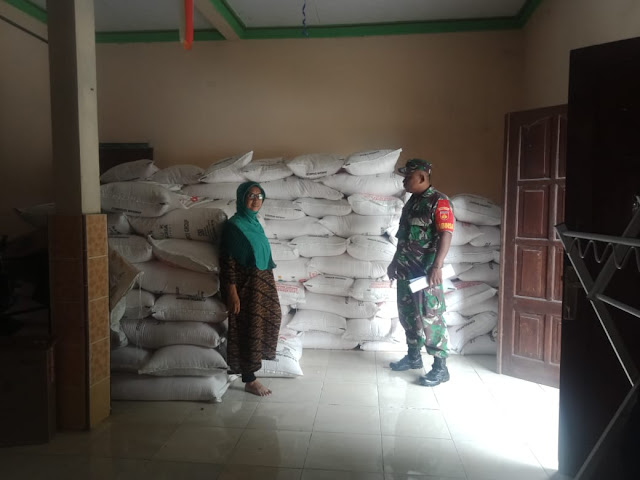Babinsa Kebonromo Cek Ketersediaan Pupuk di Kios Pertanian