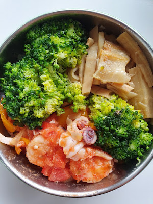 今日午餐：竹筍燉肉、蕃茄炒蝦、花枝、青花菜，2021.01.27