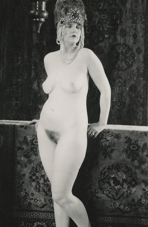 Betty Blythe appeared completely nude in Queen Of Sheba.
