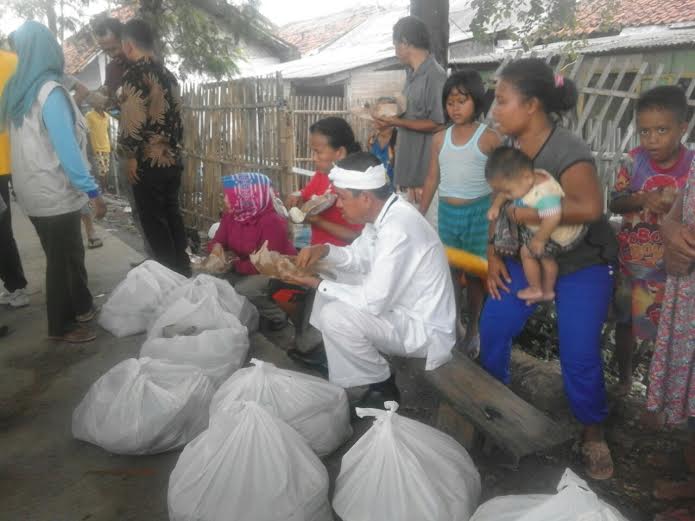 Golkar Jabar Berikan Bantuan Korban Banjir di Karawang