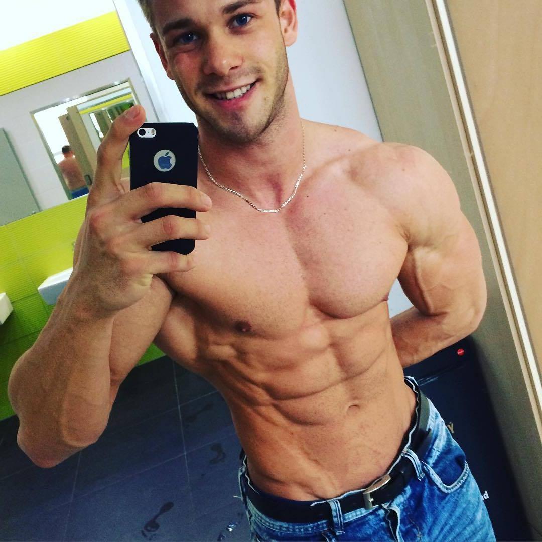 shirtless-cute-bodybuilders-ondrej-kmostak-smiling-straight-hunk