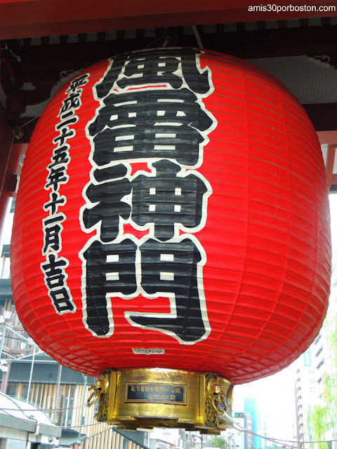 Farol de la Puerta Kaminarimon en el Templo Sensoji