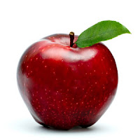 Üzerinde tek bir yaprağı olan parlak kırmızı elma