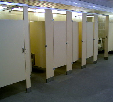 يعد Knights 9 سببًا مهمًا لإبقاء أبواب الحمامات العامة قصيرة في بعض البلدان