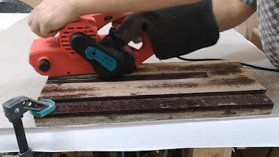 إزالة الدهان القديم من على سطح الخشب بإستخدام الصنفرة الدبابة