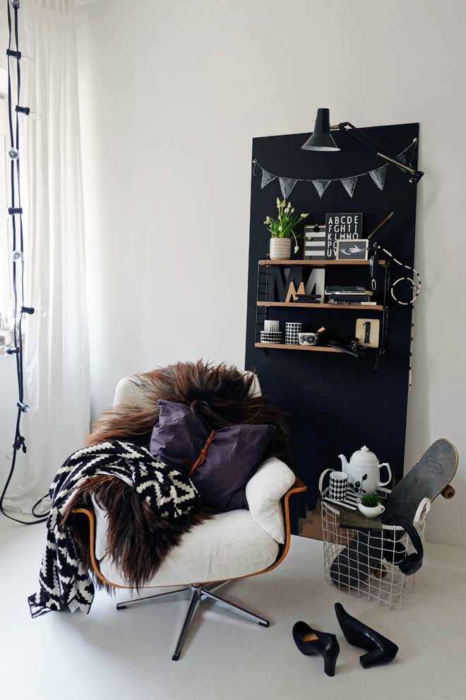 Mein String, Dein String - Verlosung - Minza will Sommer String, String Pocket, String Furniture, String Regal, Gewinnen, Verlosung, schwarze Wand, mobile Wand, Wanderwand, Tafelfarbe, Tafelwand, Tafel, Styling, Deko, Wohnen in Köln, Bloomingville, Ferm Living, Remember, Strauß Innovation, Korb, Drahtkorb, Metallkorb, Sessel, Eames, Klemmlampe, Schreibtischlampe, Vintage, Estrichboden, Lichterkette, Granit, Typo, Interior Design, Einrichten, Wandgestaltung, Fell mit langen Haaren, schwarzweiß wohnen, Typo, Buchstaben, Minza will Sommer