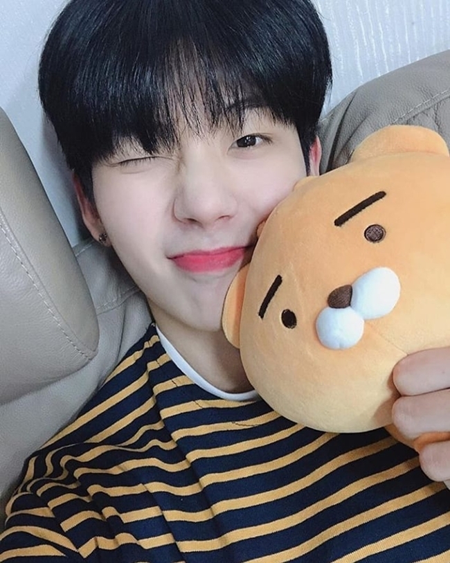 셀카만 찍으면 댕댕이가 따로없는 남돌 | 인스티즈