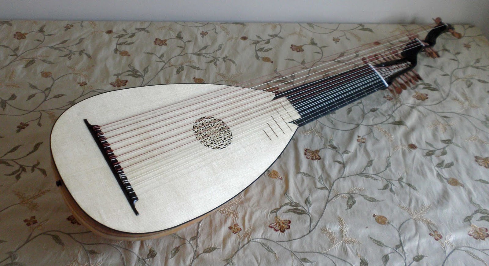 Buying a Lute Student Angelique/13crs swanneck