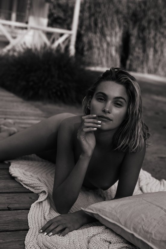 modelo nua Nikki Hillier fotografia Frank Barthold preto e branco sensual nudez peitos 