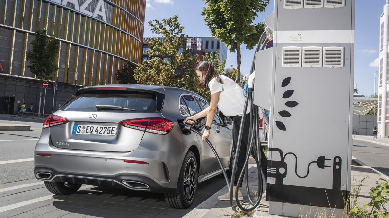 Mercedes. Le constructeur affiche sa berline A250e à partir de 41.850 €. 115583