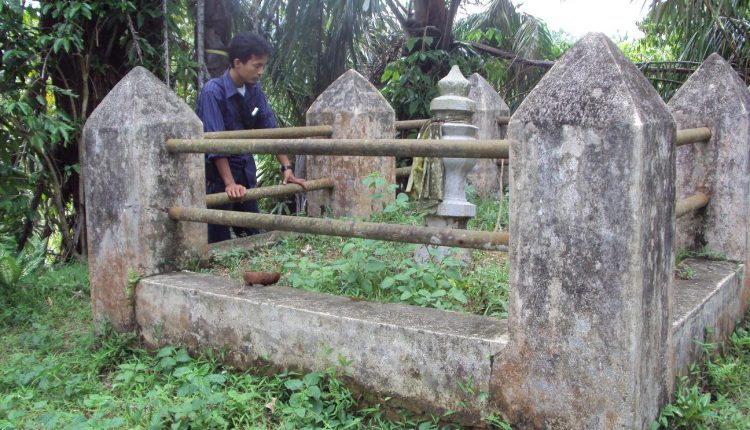 Salah seorang warga memperhatikan makam Sultan Abdul Jalil Rahmatsyah yang berada di Kecamatan Bandar Pulau. Salah seorang warga memperhatikan makam Sultan Abdul Jalil Rahmatsyah yang berada di Kecamatan Bandar Pulau.