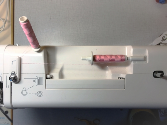 Kaksi lankarullaa ompelukoneeseen. Kaksi lankarullaa ompelukoneeseen.