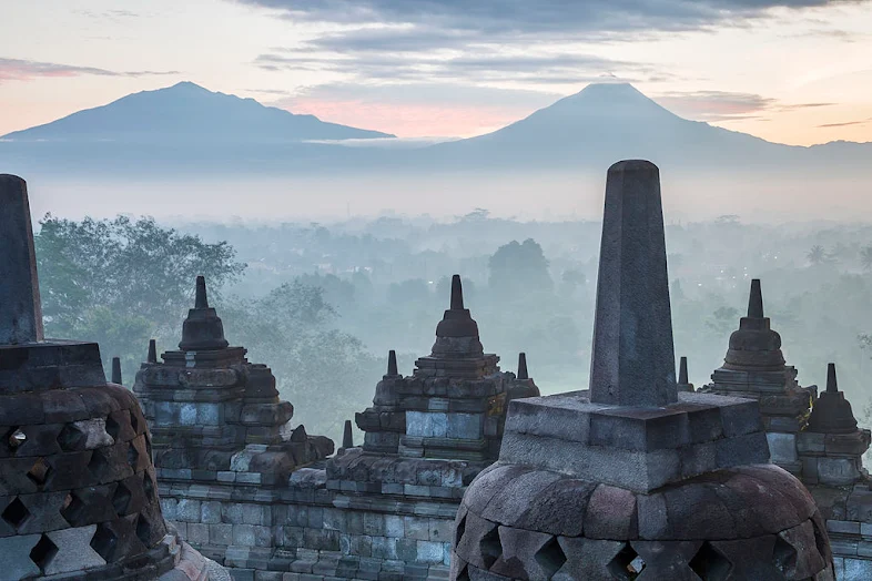 Stupa candi berlatar belakang gunung