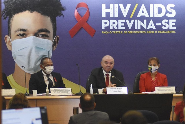 Governo deixa pacientes de HIV, aids e hepatites virais sem exames no SUS