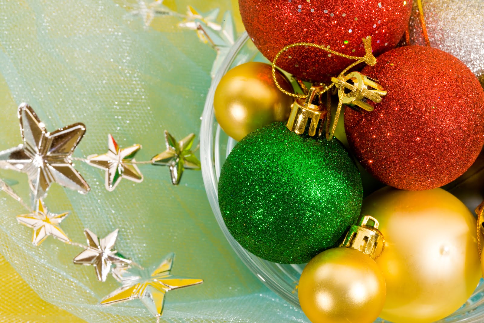 Banco de Imágenes Gratis Esferas de colores y estrellas en postal navideña