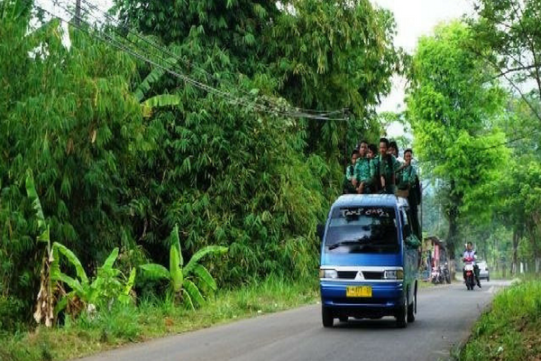 Kids Jaman Now, Naik Angkot Kok Gitu Caranya. `Menantang Maut` Itu Namanya