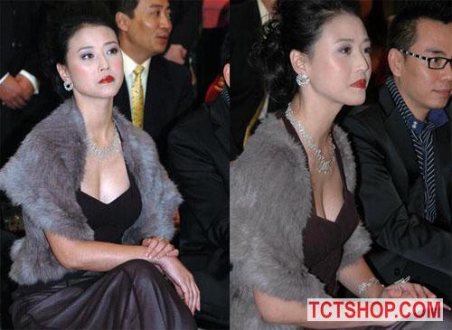 “Dương Thục Phi” không ngại mặc hở ở tuổi 49 “Dương Thục Phi” không ngại mặc hở ở tuổi 49