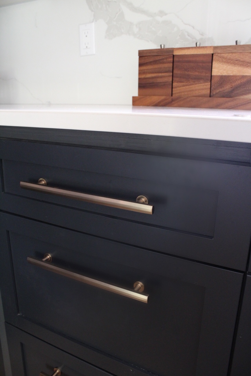 Knobs or Pulls on Kitchen Harlow & Thistle