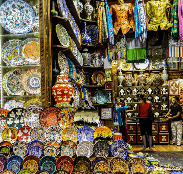 Cerâmica multicolorida à venda no Bazar Egípcio de Istambul