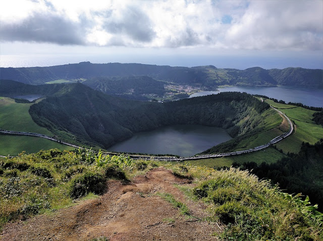 Laguna Verde, Azul y Santiago desde el Mirador de Gruta del Infierno en Sete Cidades (Azores)