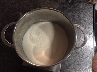 Réalisation du gâteau de semoule Réalisation du gâteau de semoule, lait dans une casserole à faire bouillir