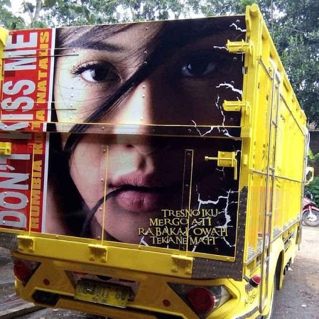 20 Tulisan & Foto Artis Di Belakang Truk. Kreatif Dan Penuh Makna! foto artis di belakang truk